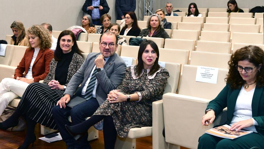As profesoras Loreto Fernández Fernández e Isabel Neira Gómez (primeira pola dereira e primeira pola esquerda, respectivamente). FOTO: Santi Alvite
