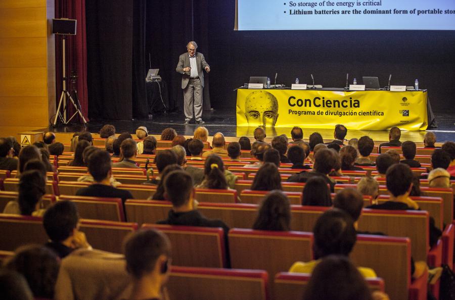 Momento da conferencia de M. Stanley Whittingham