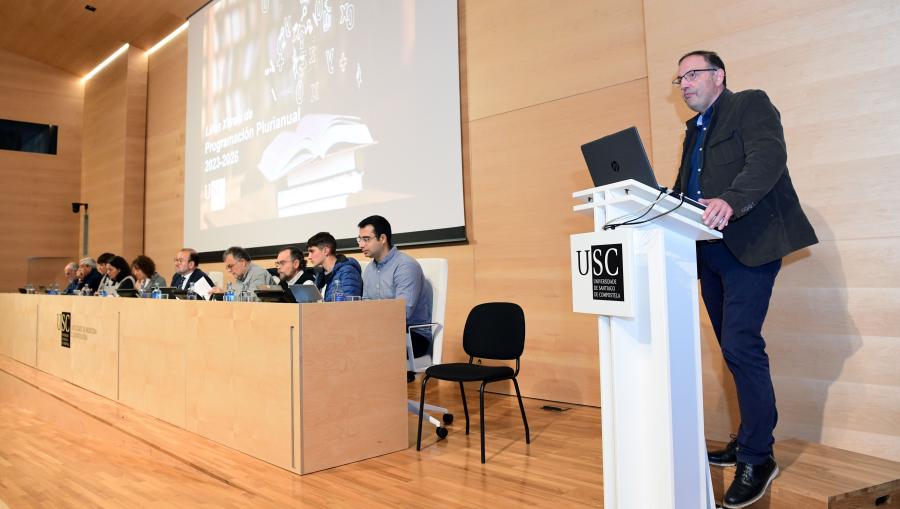 O vicerreitor Gumersindo Feijoo presentou as Liñas Xerais da Programación Plurianual 2023-2026. FOTO: Santi Alvite