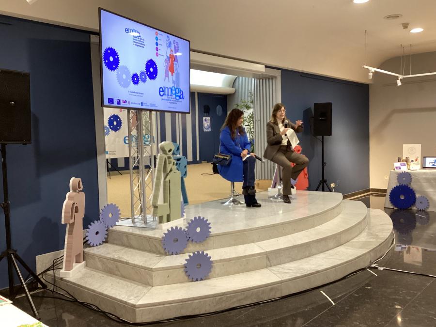 De esquerda a dereita, Aurora Patiñp Doval e Eva López Barrio