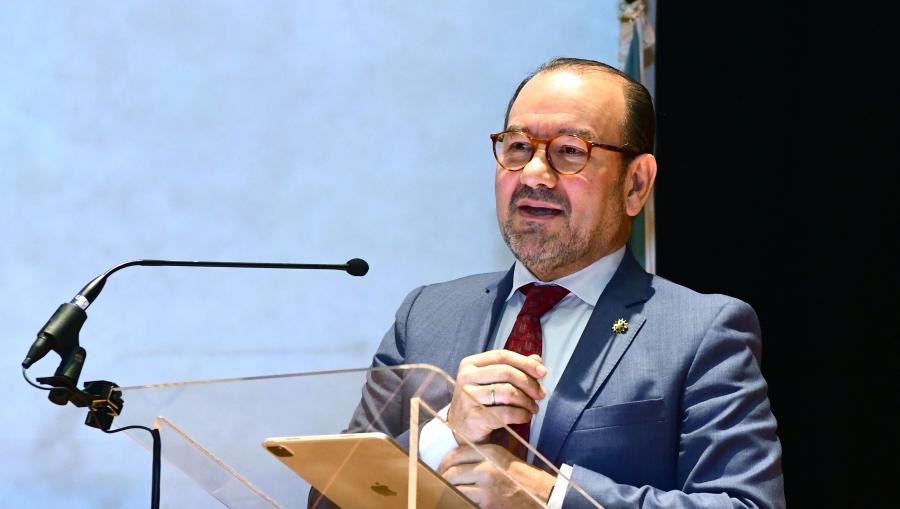 “A historia hai que vela nas persoas que compuxeron, compoñen e compoñerán a universidade. Graza pola vosa dedicación”, afirmou Antonio López. FOTO: Santi Alvite