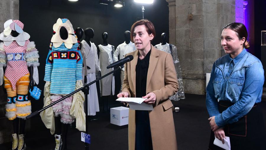 Pilar Murias e Cristina Pichel Toimil, na igauguración da exposición. FOTO: Santi Alvite