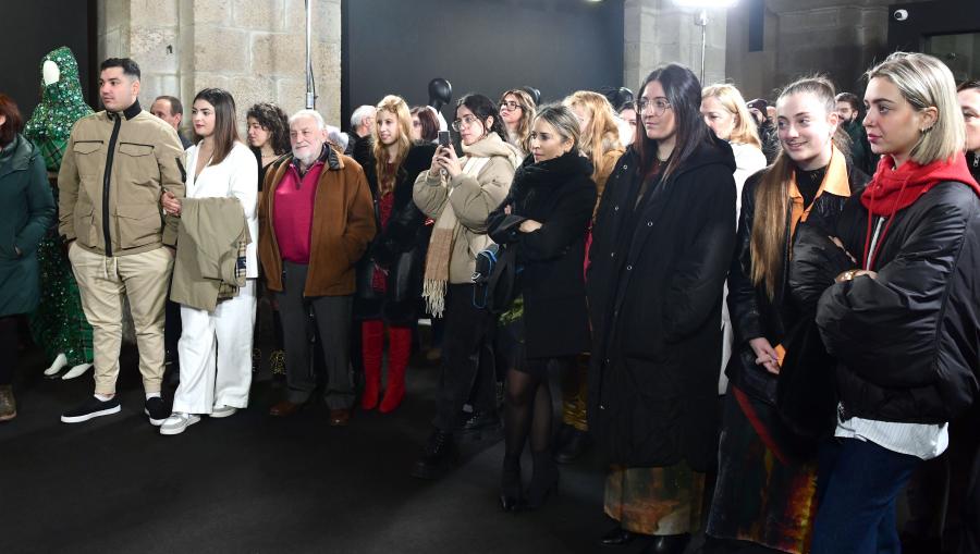 Asistentes á inauguración da exposición. FOTO: Santi Alvite