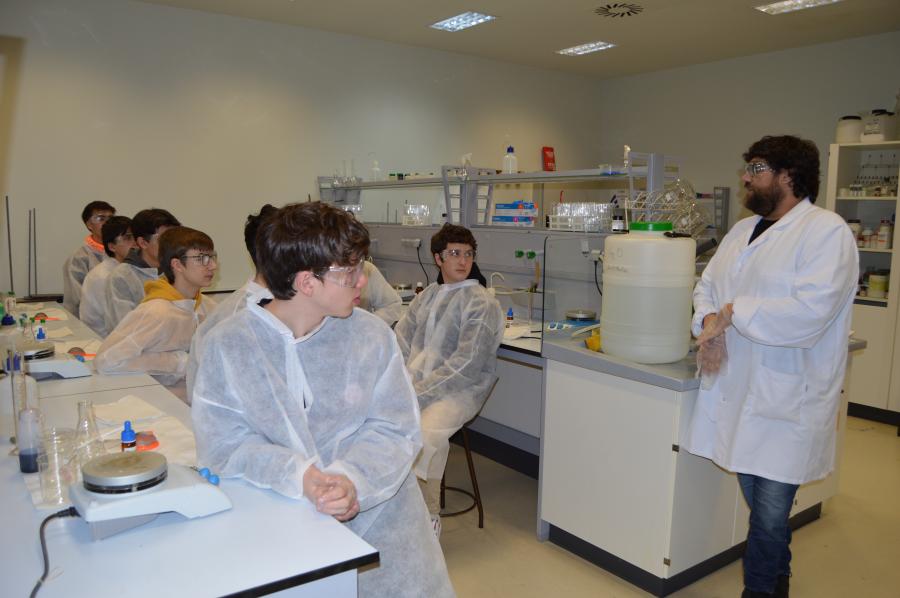 Alumnado do IES Lucus Augusti, nun laboratorio da Facultade de Ciencias