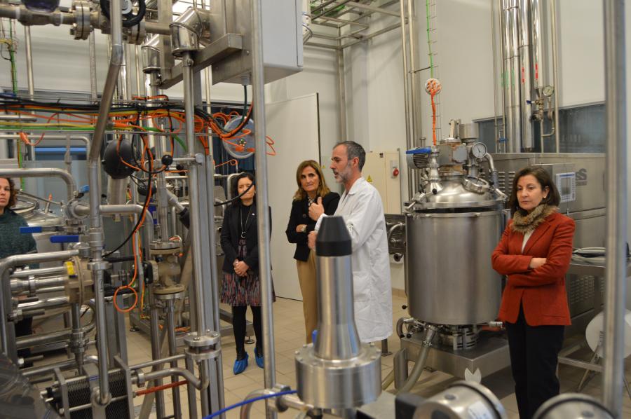 Un técnico da APLTA amosa as instalacións ás responsables da UDC en presenza de López Mosquera