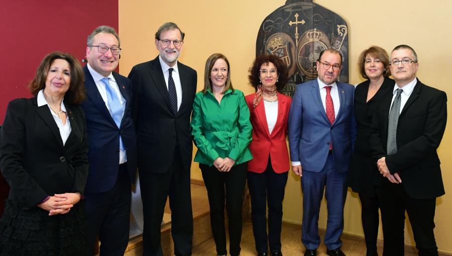 Profesorado que recolleu a insignia do centro polos seus 25 anos de servizo posa xunto a Mariano Rajoy. FOTO: Santi Alvite