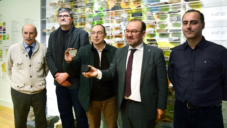 De esquerda a dereita, José A. Docobo Durántez, Vicente Pérez Muñuzuri, Marcos González, Antonio López e Manuel Andrade, no acto de presentación do Meteorito de Traspena. FOTO: Santi Alvite