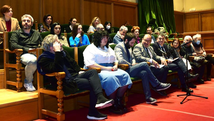 O reitor durante a súa intervención acompañado por Fran Núñez, Román Rodríguez, as persoas responsables da dirección das pezas e membros do CDG. FOTO: Santi Alvite