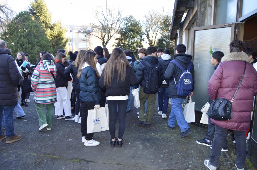 Estudantado de ensino medio, no Campus de Lugo