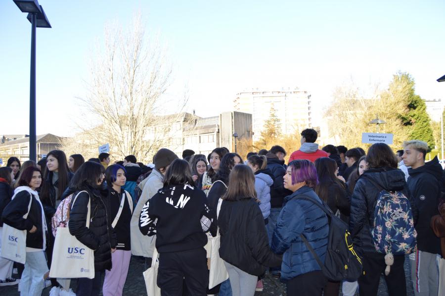Estudantado de ensino medio, no Campus de Lugo