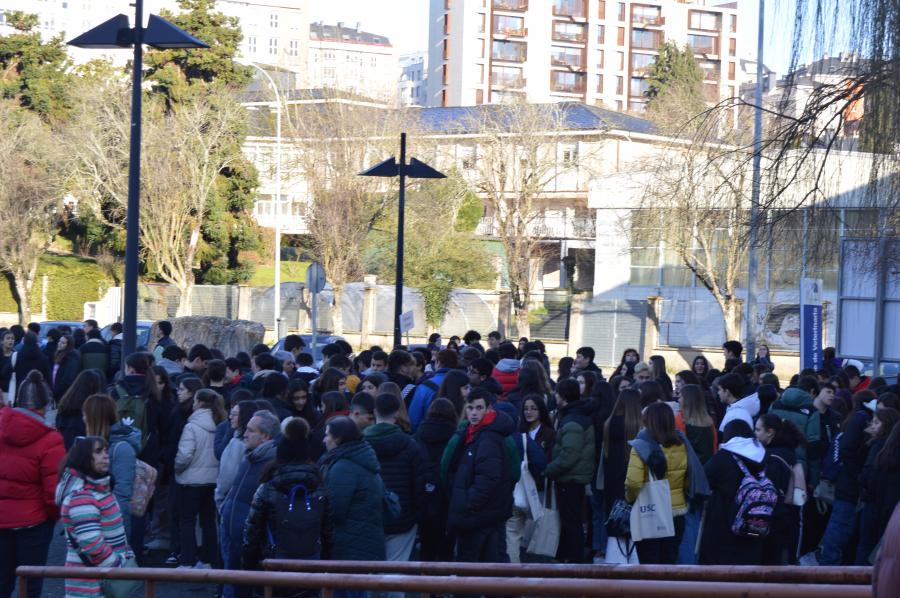Estudantado de ensino medio, no Campus de Lugo