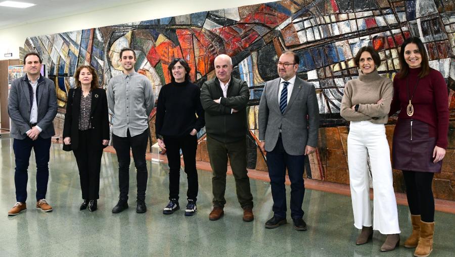 O reitor e a secretaria xeral posaron co novo equipo de goberno. FOTO: Santi Alvite