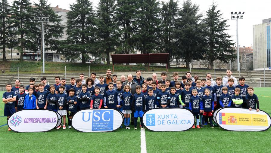 Asistentes á xornada de tecnificación futbolística coa SD Compostela no Campus da USC. FOTO: Santi Alvite