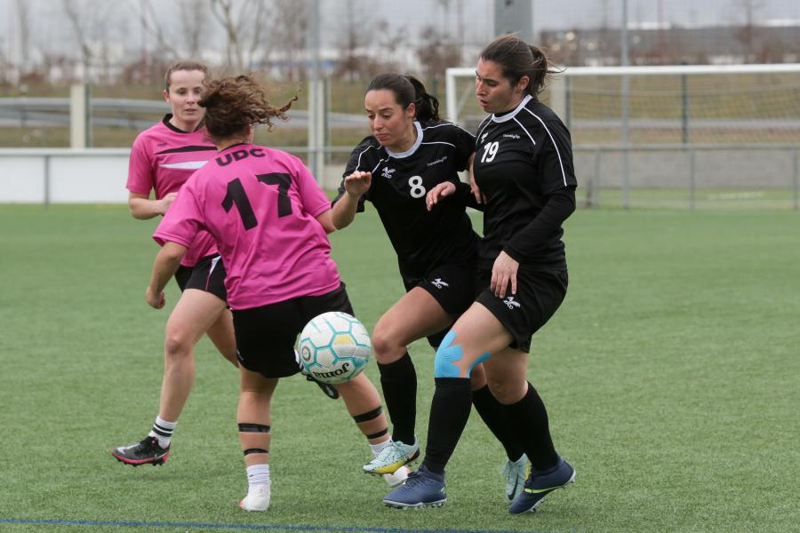 Un lance dun partido de fútbol feminino