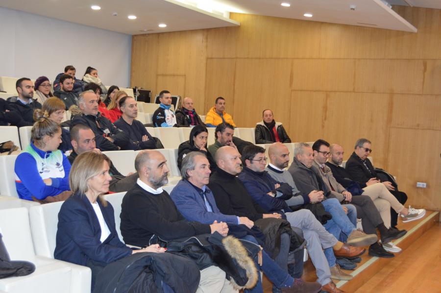 Participantes na sesión de presentación dos XXV Campionatos Galegos Universitarios de Deportes Colectivos