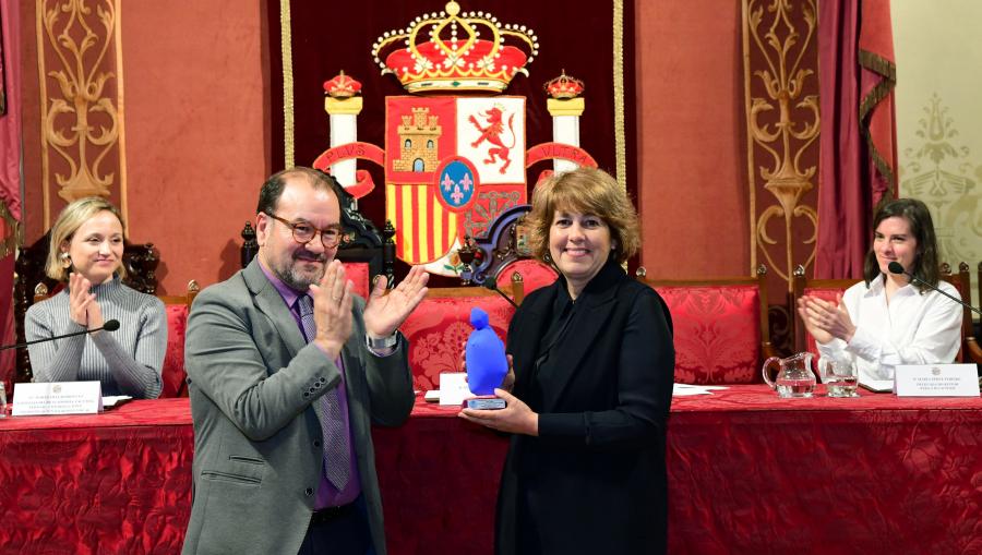 Alba Nogueira recolleu o premio de mans do reitor Antonio López. FOTO: Santi Alvite