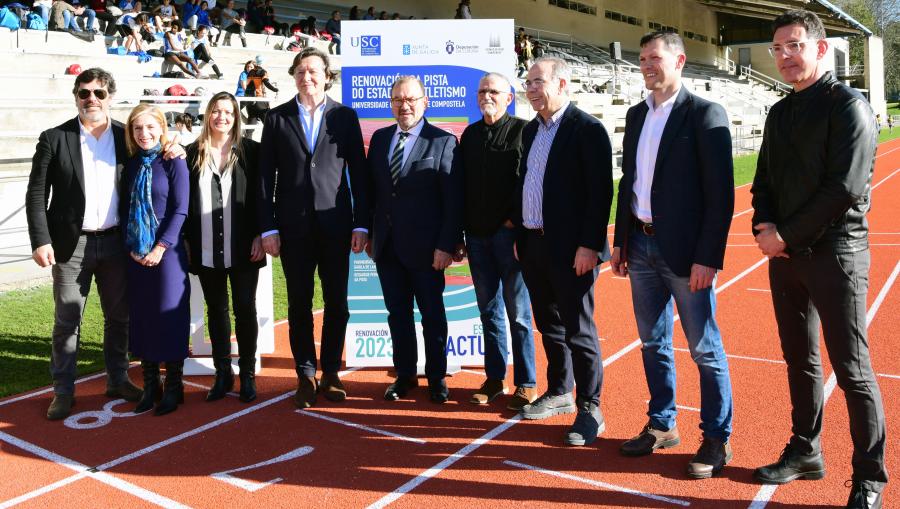Foto de familia de todas as autoridades presentes no acto. FOTO: Santi Alvite