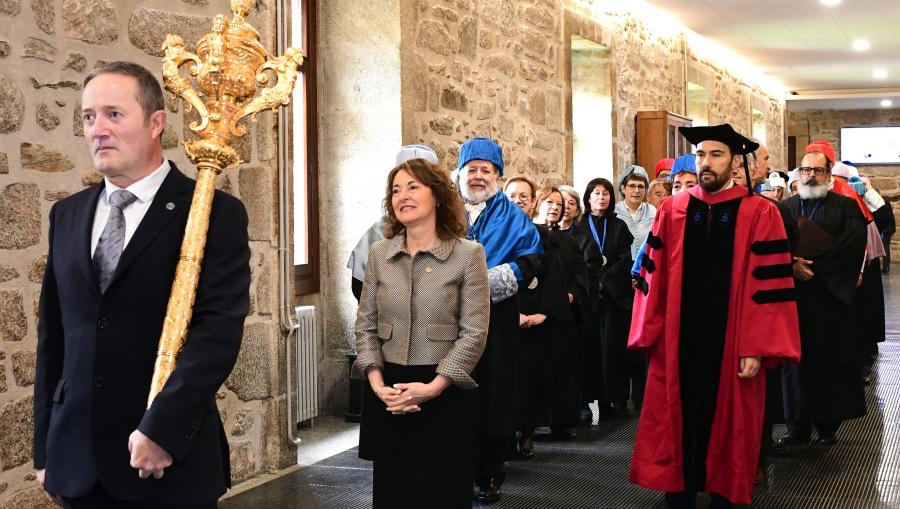 A secretaria xeral, Dulce María García Mella, encabezando a comitiva togada. FOTO: Santi Alvite