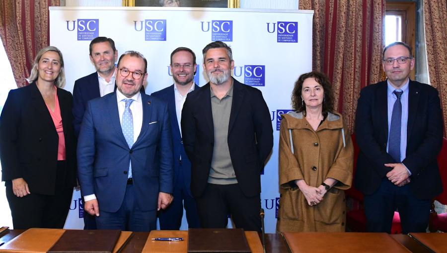 De esquerda a dereita, Nuria Ávalos, Pablo de la Puente, Antonio López, Donato Martínez, Valero Marín, Dulce María García Mella e Gumersindo Feijoo. FOTO: Santi Alvite
