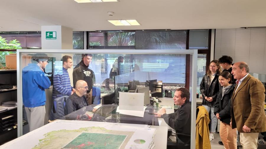 Estudantado de grao na EPS de Enxeñaría, de visita nunha empresa