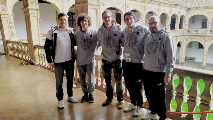 O delegado do reitor para o Deporte, Javier Rico, acompañou o equipo vencedor de xadrez