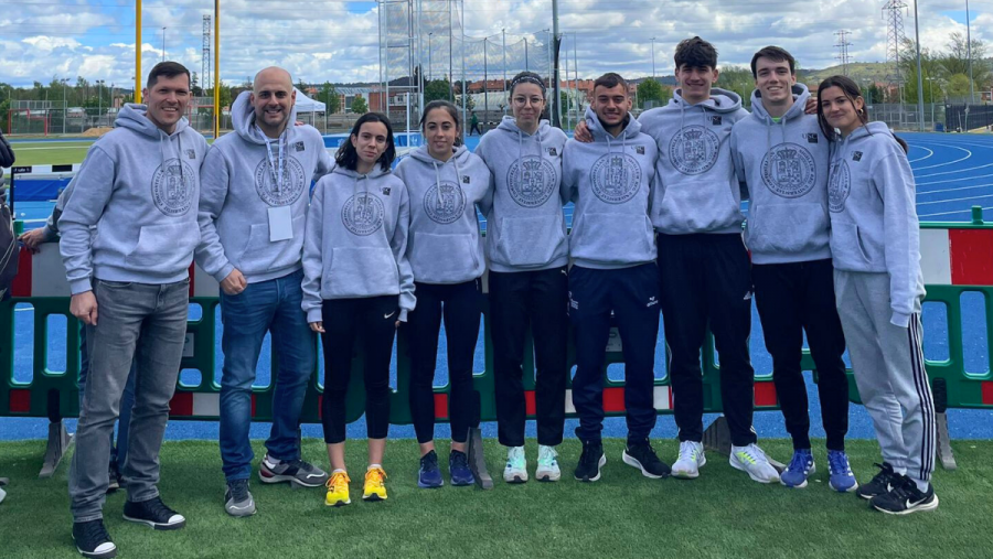 Integrantes do equipo de atletismo da USC co delegado do reitor para o Deporte, Javier RIco