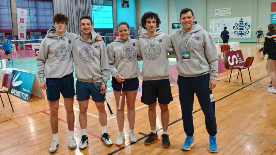 Integrantes do equipo de bádminton da USC co delegado do reitor para o Deporte, Javier RIco