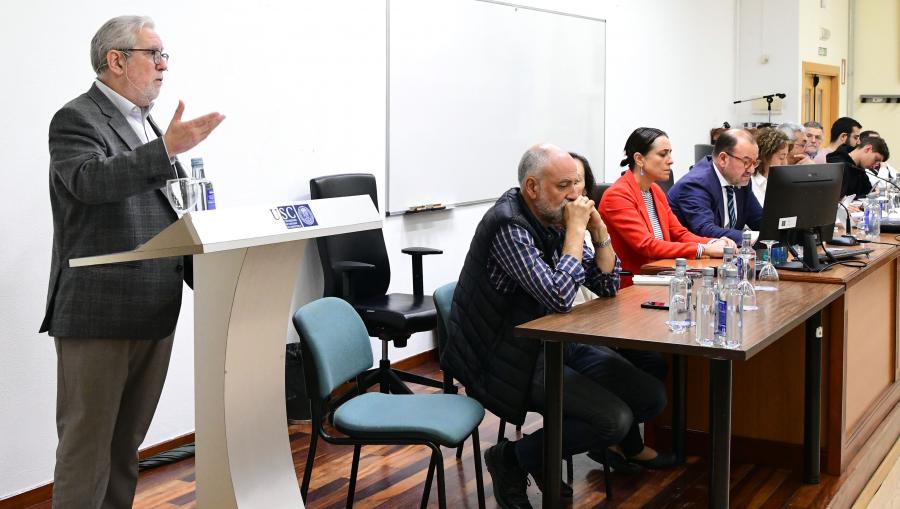 O valedor Miguel Alcaraz García deu lectura ao informe do curso 2021-2022. FOTO: Santi Alvite