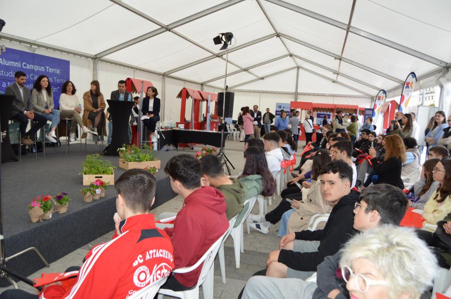 Colquio de egresados universitarios, moderado por Elvira López