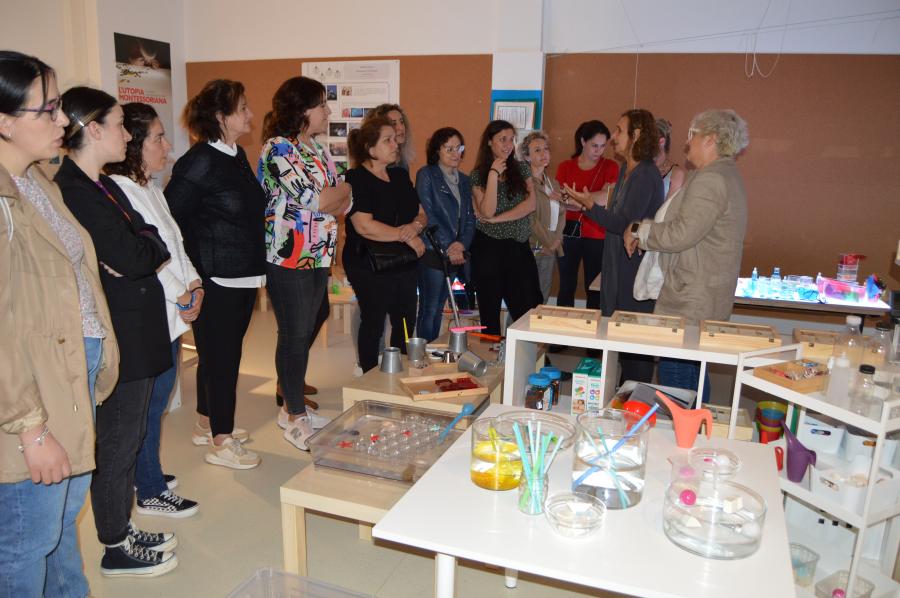 Lina Iglesias, no Laboratorio de Educación Infantil da USC con educadoras nas escolas infantís municipais de Lugo