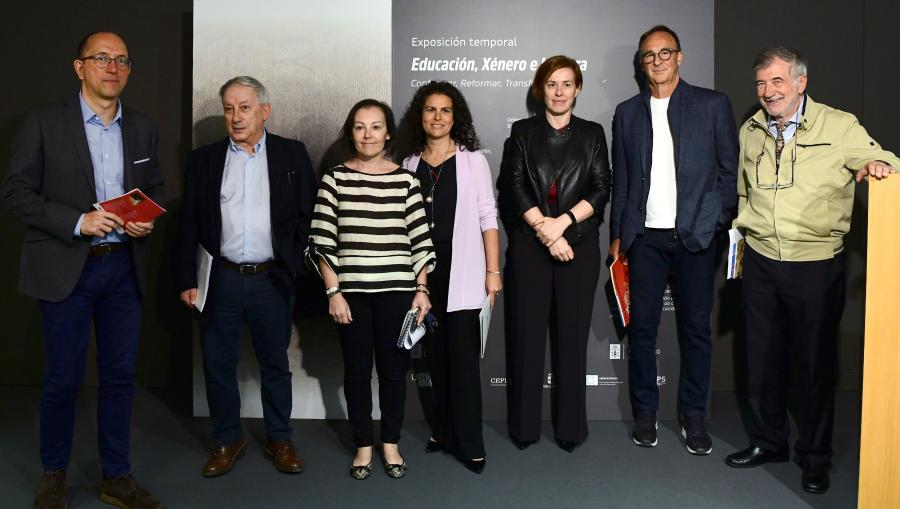 De esquerda a dereita, Anxo Lorenzo, José Antonio Caride, Rita Gradaille, Beatriz Seco, Pilar Murias, Santiago Yubero e Antón Costa Rico. FOTO: Santi Alvite