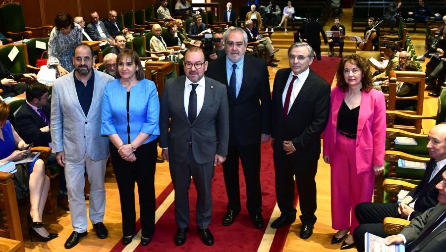 De esquerda a dereita, Henrique Monteagudo, María José López Couso, Antonio López, Ernesto Xosé González Seoane, Francisco Cidrás e Dulce María García Mella. FOTO: Santi Alvite