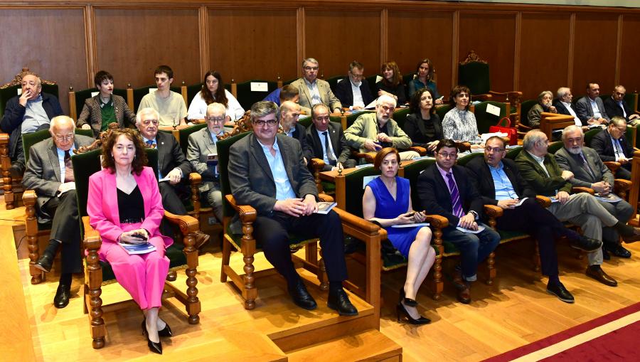 A secretaria xeral e diversos vicerreitores e vicerreitora, entre as persoas asistentes ao acto. FOTO: Santi Alvite