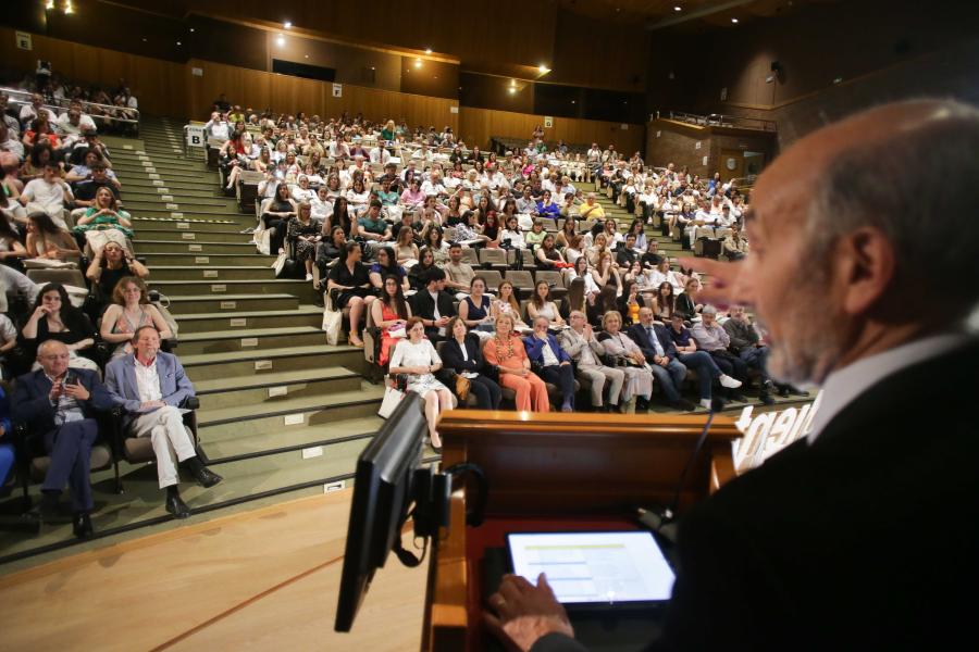 Celso Rodríguez, con alumnado con mellor expedientes de FP, no auditorio de Veterinaria