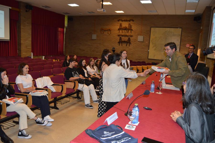 Fraga entrega un premio a un dos equipos do IES Muralla Romana de Lugo galardoados