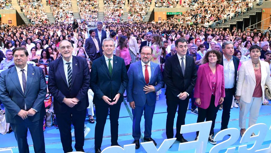 Foto de familia de autoridades e estudantado premiado. FOTO: Santi Alvite