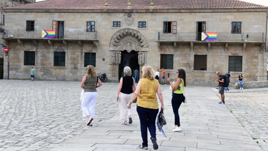 Fachada de San Xerome coas cores LGTBIQA+. FOTO: Santi Alvite