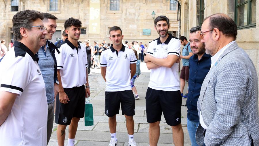 O reitor conversa cos integrantes do club diante do Colexio San Xerome. FOTO: Santi Alvite