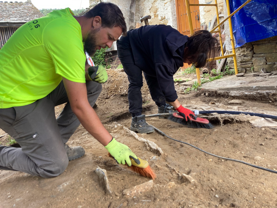 Traballos de delimitación das tumbas na sondaxe100