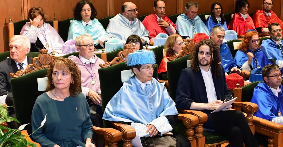 En primeiro termo e de esquerda a dereita, Dulce María García Mella, Milagros Fernández e Emilio Vázquez Lage. FOTO: Santi Alvite