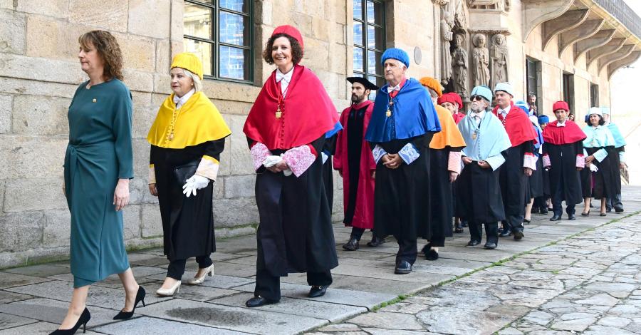 Comitiva togada ante o Colexio de San Xerome. FOTO: Santi Alvite