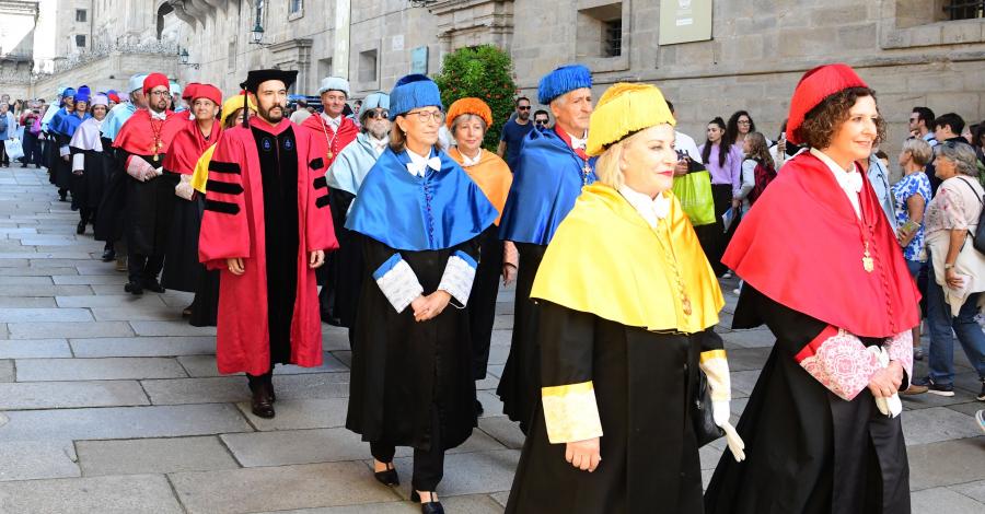A comitiva togada percorreu as rúas de Compostela. FOTO: Santi Alvite
