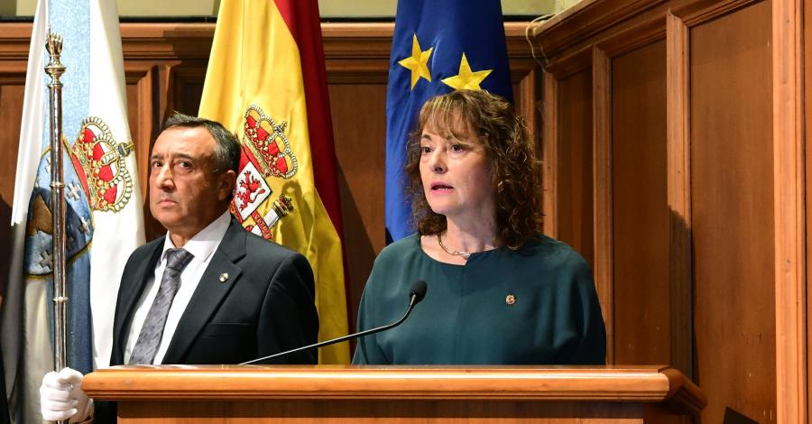 Dulce María García Mella deu lectura á memoria do pasado curso. FOTO: Santi Alvite