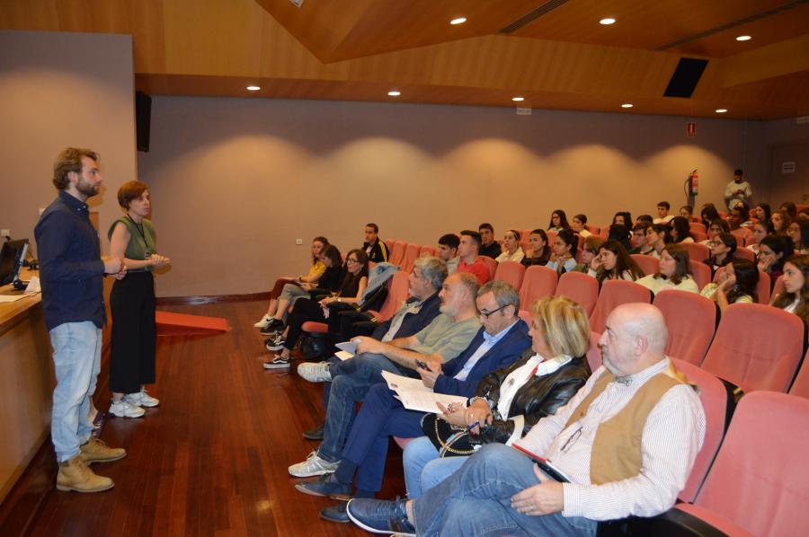 Pilar Murias e Jorge Bustos durante a presentación de #BenVidaUSC!