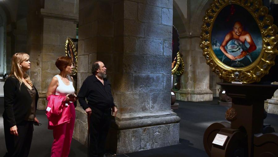 A vicerreitora de Estudantes e Cultura Pilar Murias (no centro da imaxe); xunto á comisaria da mostra, Adriana Pazos Ottón; e o artista José Méndez Rodríguez. FOTO: Santi Alvite