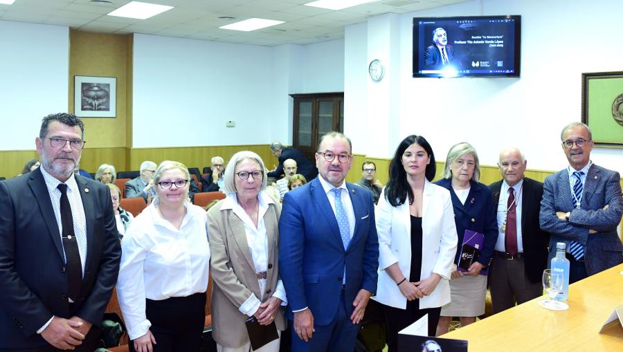 O reitor Antonio López posa xunto a familiares do homenaxeado e relatores que interviñeron na sesión. FOTO: Santi Alvite