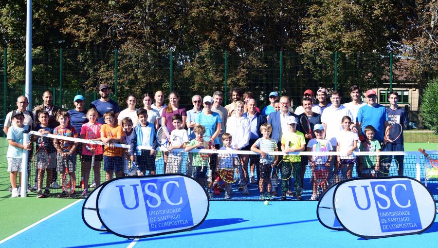 Antonio López e Javier Rico participaron na inauguración xunto con usuarios das pistas. FOTO: Santi Alvite