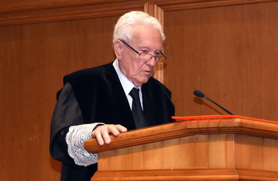 Momento do discurso de Tomás Salvador Vives Antón