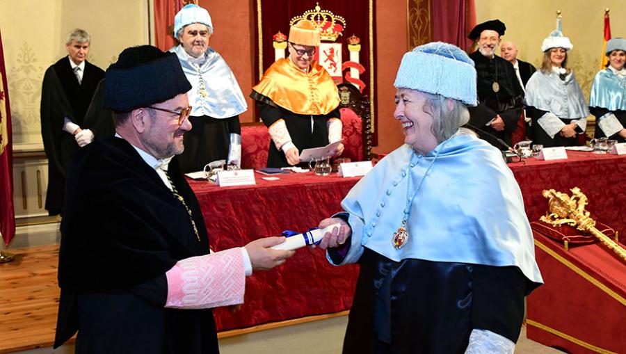 Entrega do diploma a Mary Beard