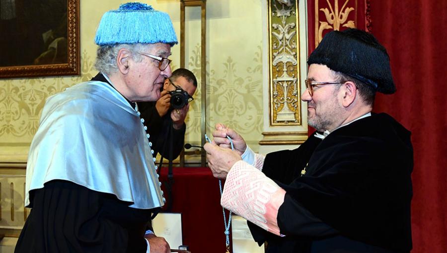 Colocación da medalla a Ivo Castro